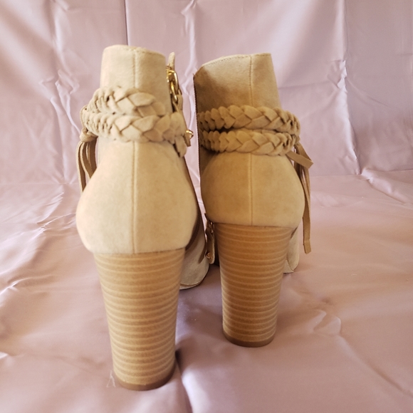 NWOB XOXO Belina Bootie Taupe - Picture 3 of 6